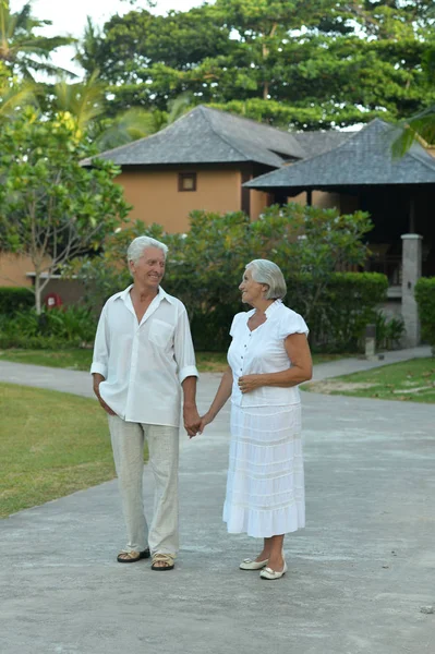 Coppia anziana vicino hotel — Foto Stock