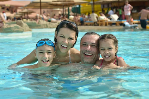 Familie hat Spaß im Pool — Stockfoto