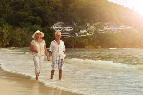 Couple marchant sur la plage — Photo