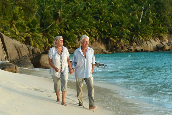 Paar wandelingen op tropisch strand — Stockfoto