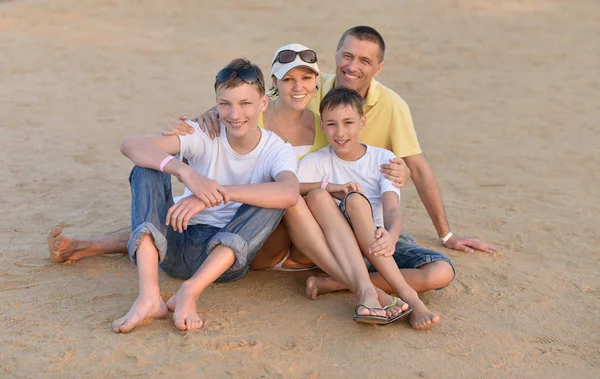 Familie im Sommer am Strand — Stockfoto