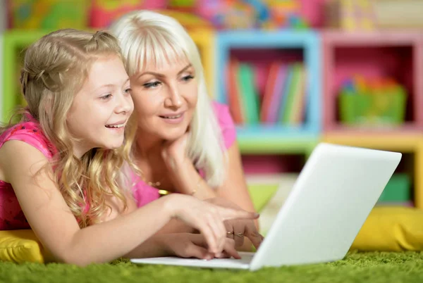 Moeder en dochter met laptop — Stockfoto