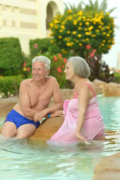 Idősebb pár pihentető medence — Stock Fotó