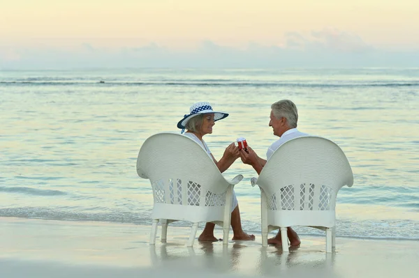 Coppia anziana sulla spiaggia — Foto Stock