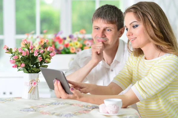 Jong koppel op zoek naar digitale Tablet PC — Stockfoto