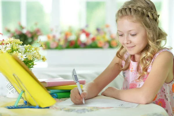 Ragazza disegno a casa — Foto Stock