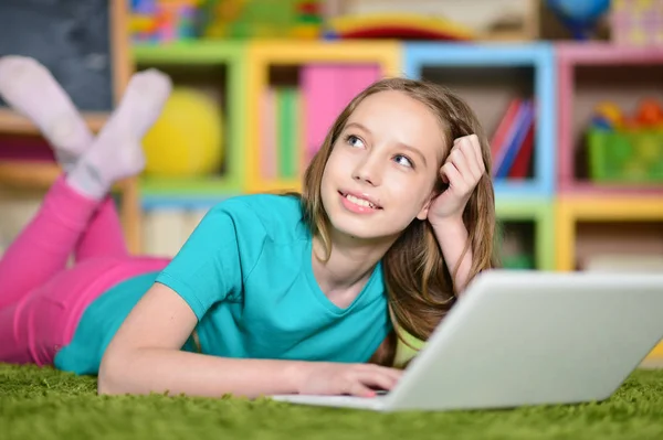 Schattig meisje met laptop — Stockfoto