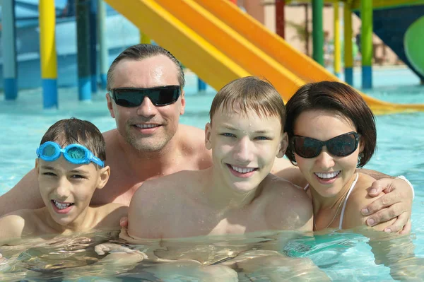 Familia relajándose en la piscina — Foto de Stock