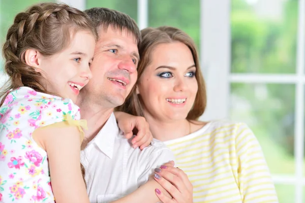 Chica posando con sus padres — Foto de Stock