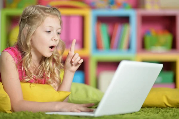 Nettes kleines Mädchen mit Laptop — Stockfoto