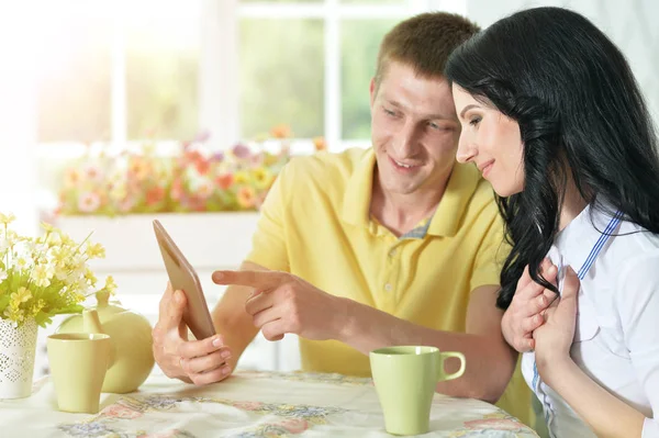 Jong koppel op zoek naar digitale Tablet PC — Stockfoto