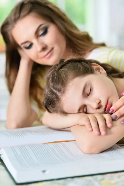 Fille dormir sur le livre — Photo