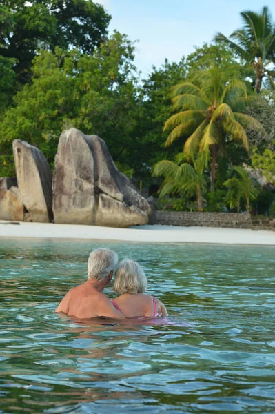 Pareja de ancianos en agua de mar — Foto de Stock