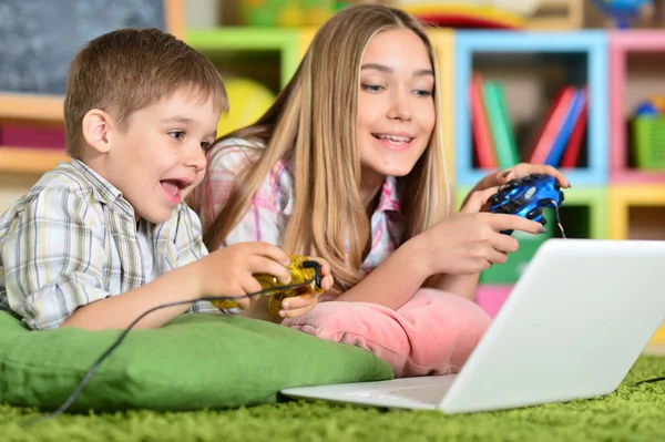 Irmão e irmã jogando computador — Fotografia de Stock