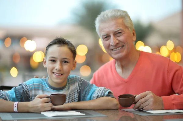 Dede ve torunu çay içme — Stok fotoğraf