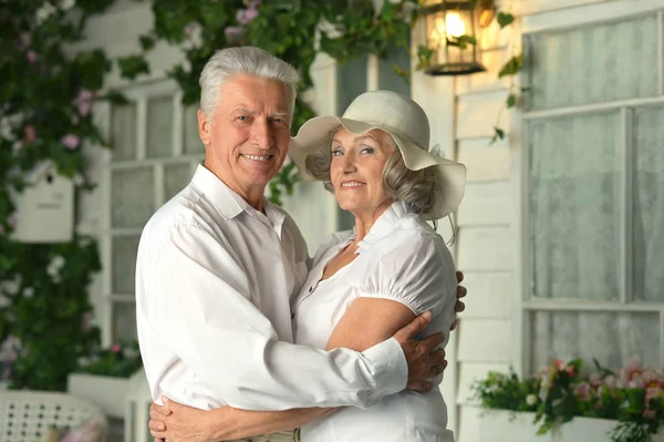 Lindo anciano pareja posando — Foto de Stock