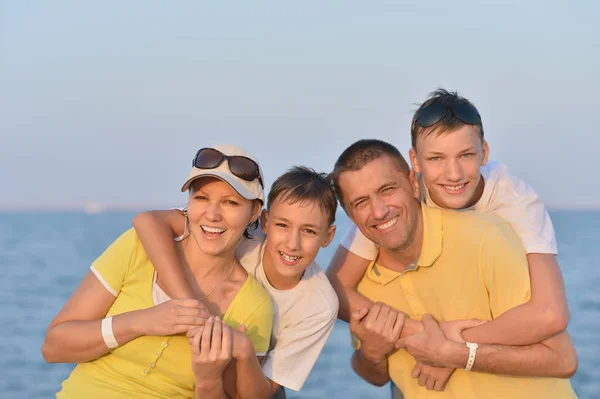 Familia en la playa en verano —  Fotos de Stock