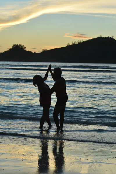 Para taniec na tropikalnej plaży — Zdjęcie stockowe