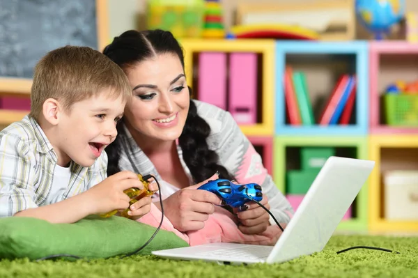 Frau und Junge spielen Spiele — Stockfoto