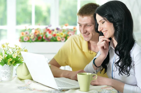 Jong paar met laptop — Stockfoto