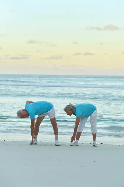Senior couple doing exercises — Stock Photo, Image