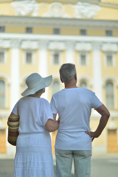 Coppia anziana in viaggio — Foto Stock