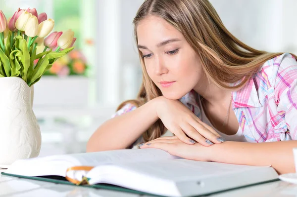 Kvinna läser intressant bok — Stockfoto