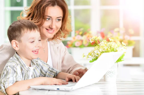 Madre e hijo usando el ordenador portátil — Foto de Stock
