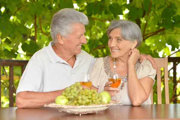 Anziani coppia bere vino — Foto Stock