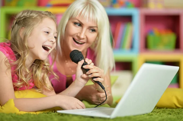 Matka a dcera zpívají karaoke — Stock fotografie
