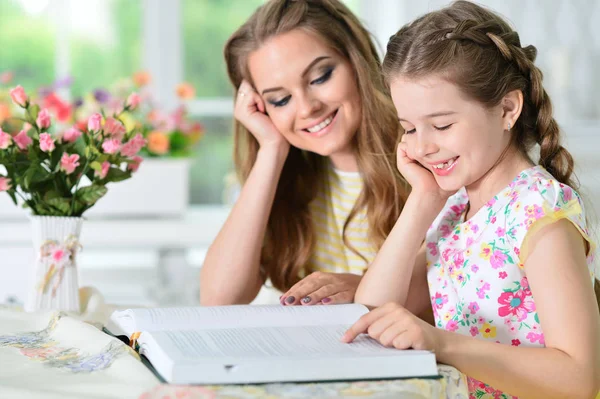 Mutter und Tochter lesen — Stockfoto