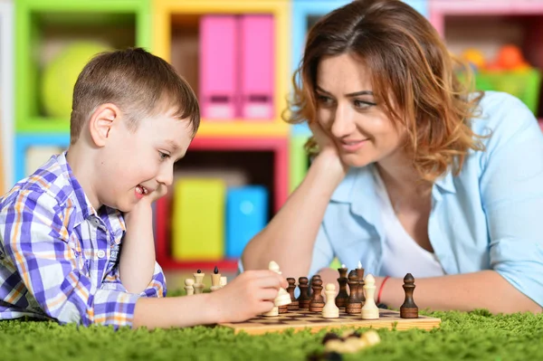 Jovem mãe brincando com o filho — Fotografia de Stock