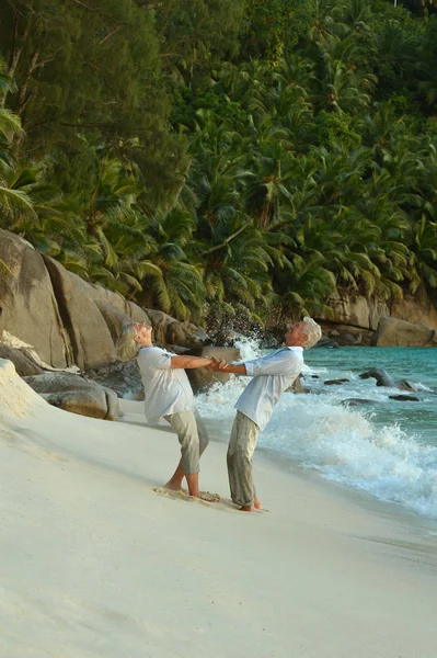 Par som dansar på tropical beach — Stockfoto