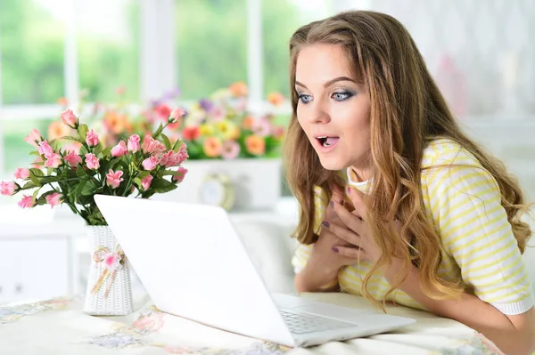 Fiatal nő használ laptop — Stock Fotó