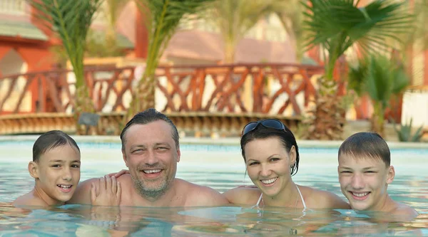 Famille heureuse ayant dans la piscine — Photo