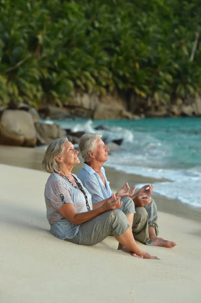 Senior-Paar meditiert — Stockfoto
