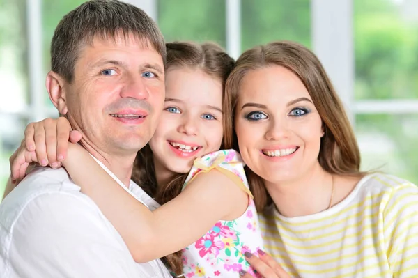 Chica posando con sus padres — Foto de Stock