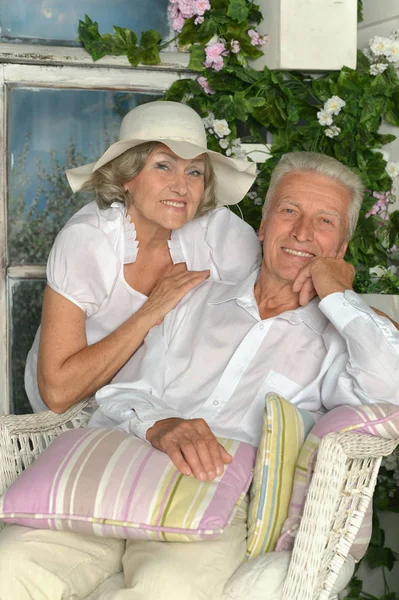 Smiling old couple posing — Stock Photo, Image