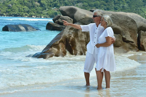 คู่สมรสที่ชายหาด — ภาพถ่ายสต็อก