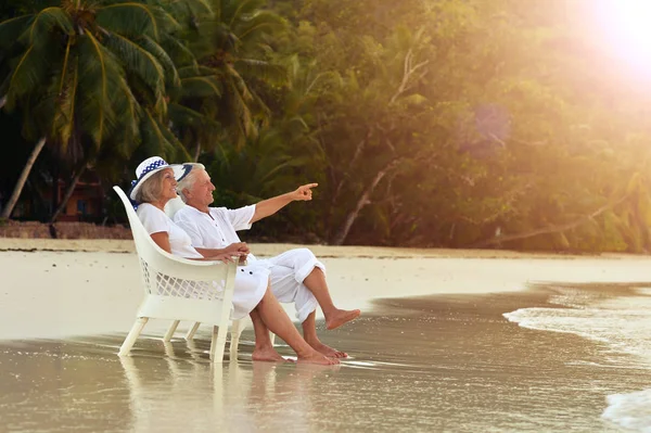 Casal dançando na praia tropical — Fotografia de Stock