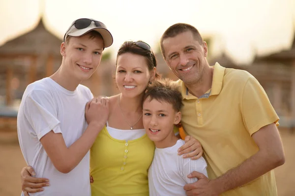 Familj på stranden på sommaren — Stockfoto