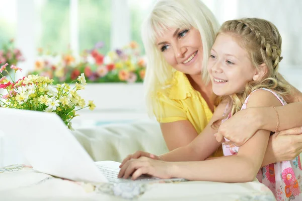 Moeder en dochter met laptop — Stockfoto