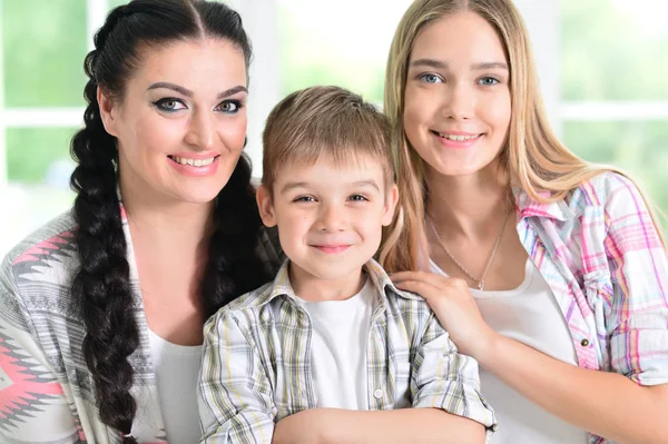 Mujer con dos hijos adorables — Foto de Stock