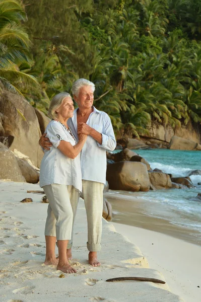 Couple câlin sur la plage tropicale — Photo