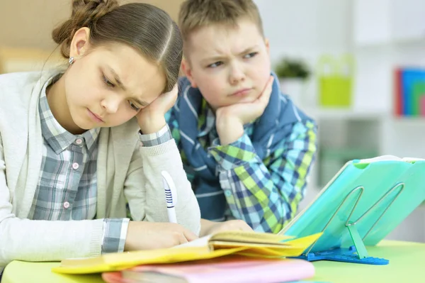 Jongen en meisje huiswerk — Stockfoto