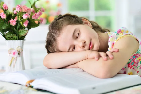 Mädchen schläft auf Buch ein — Stockfoto