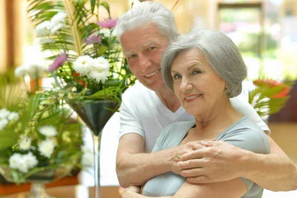 Glimlachend senior koppel knuffelen — Stockfoto