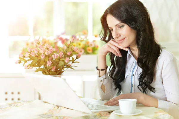 Jonge vrouw met laptop — Stockfoto