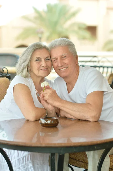 Забавная пожилая пара за столиком кафе — стоковое фото