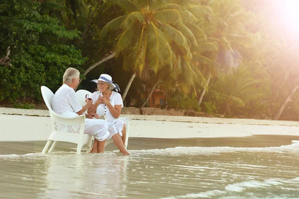 Pareja mayor en la playa — Foto de Stock